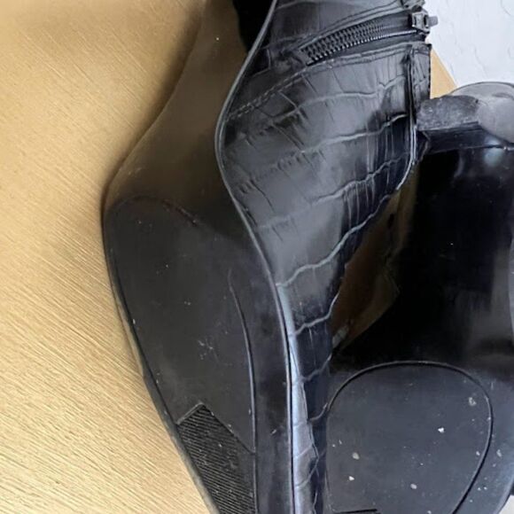 Bandolino Leather upper black booties. Size 6 M - Picture 8 of 8